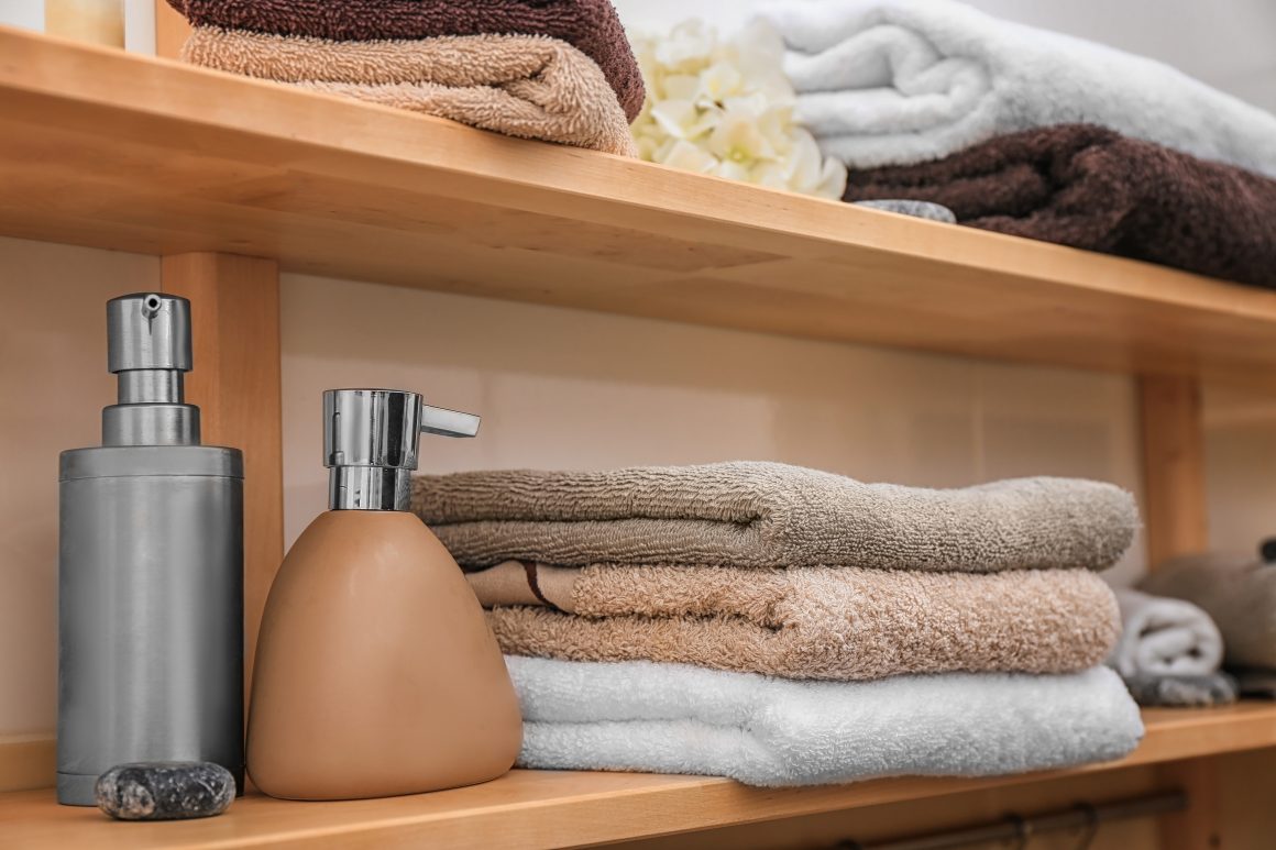 Etagères en bois incluant des serviettes en tissu.