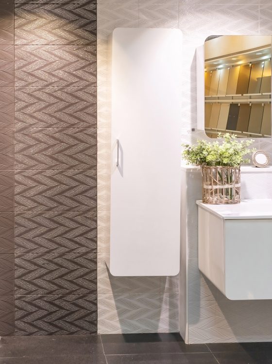 Meuble lave mains pour WC moderne avec miroir, plantes décoratives et éclairage doux.