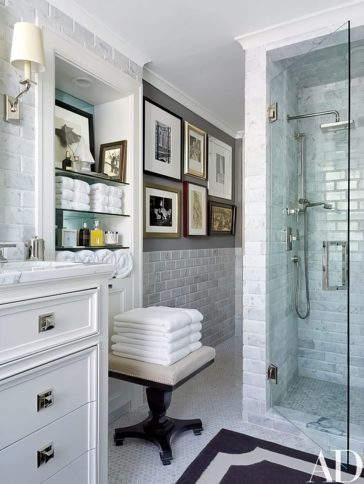Aménager salle de bain 4m2 avec carrelage blanc, douche vitrée et rangements ouverts