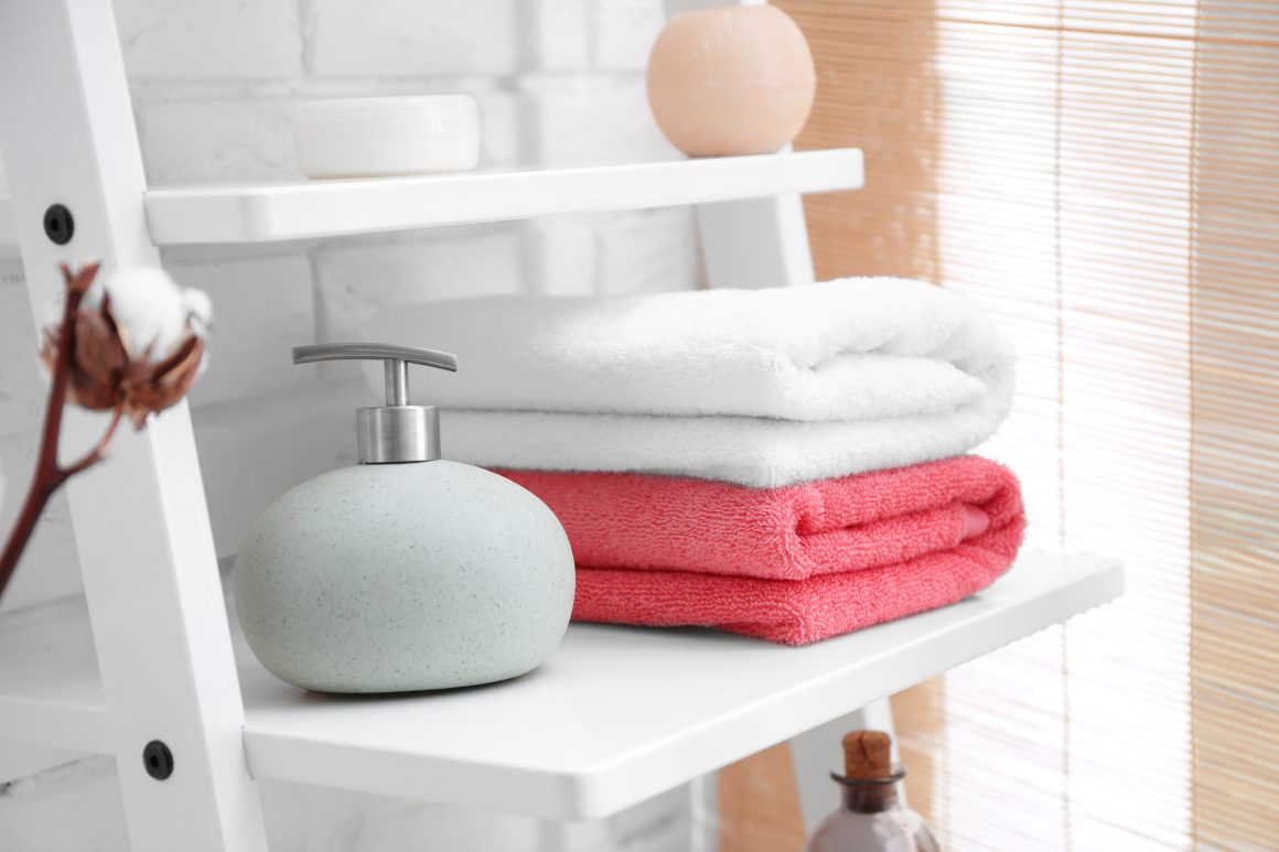 Etagère blanche incluant des serviettes de salle de bain