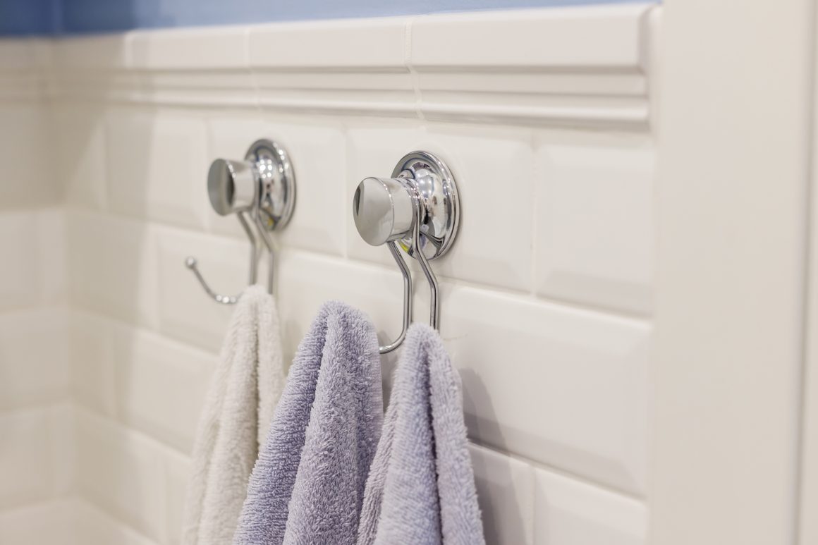2 patères posés pour ranger serviettes salle de bain.