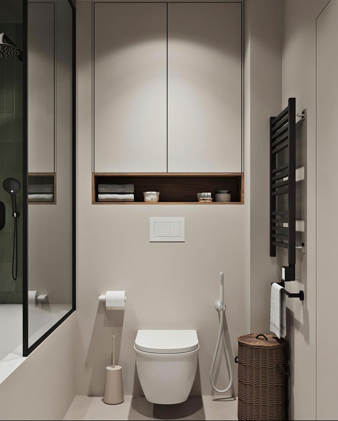 Petit WC moderne, rangements intégrés, douche vitrée, porte-serviettes et panier en osier.