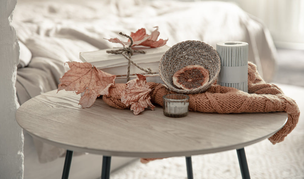 une table basse ronde avec de la déco nude rose dessus