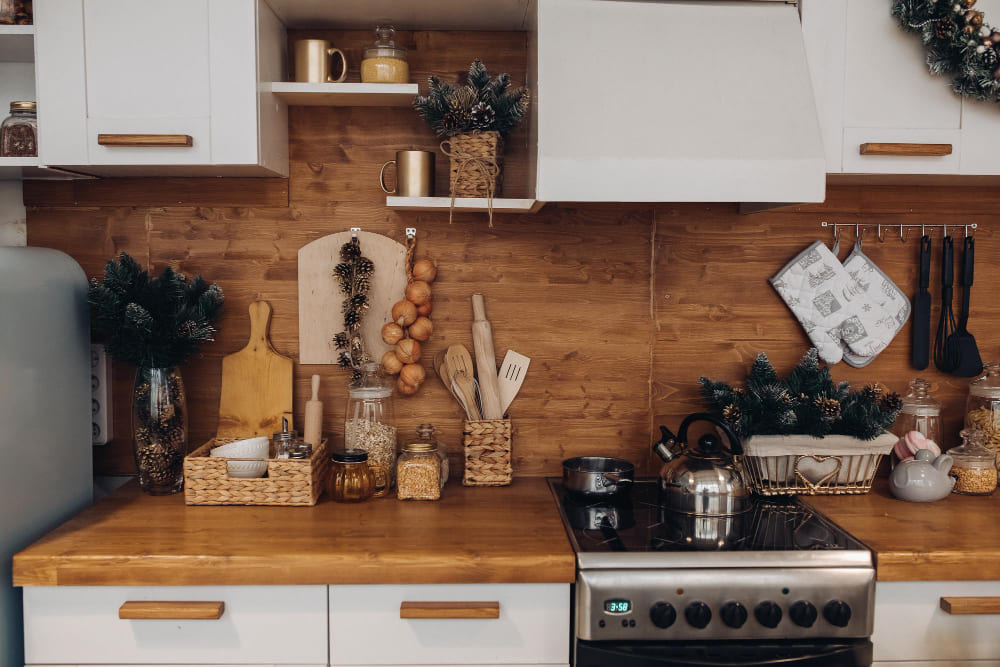 une cuisine avec beaucoup de bois clair naturel, sur le plan de travail et la crédence