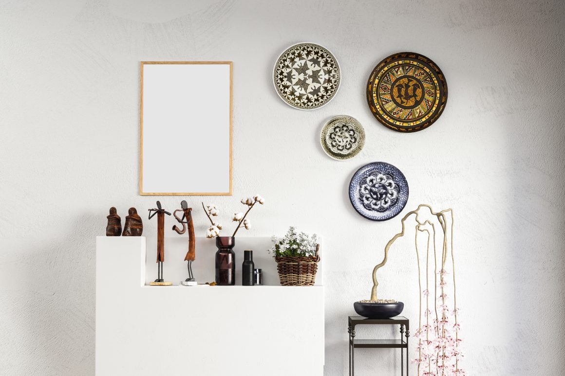 Mélangez les styles, les formes et les couleurs pour donner un look unique à votre mur blanc.