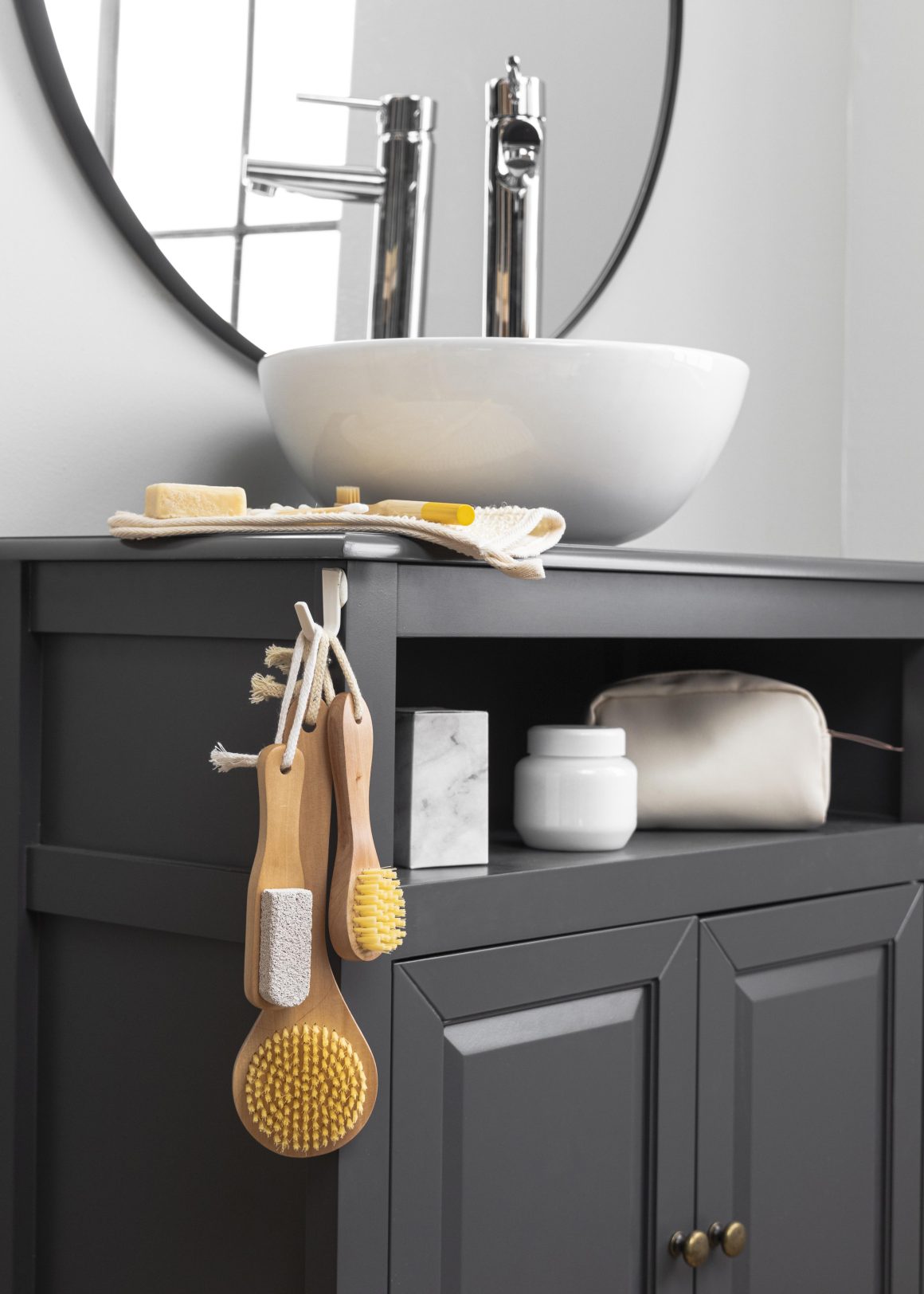 Meuble lave mains pour WC avec éléments de rangement et un miroir.