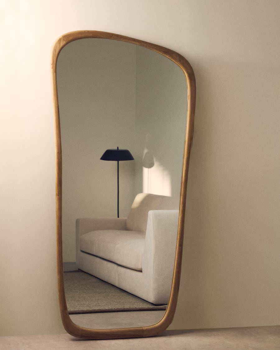 miroir placé dans un petit espace