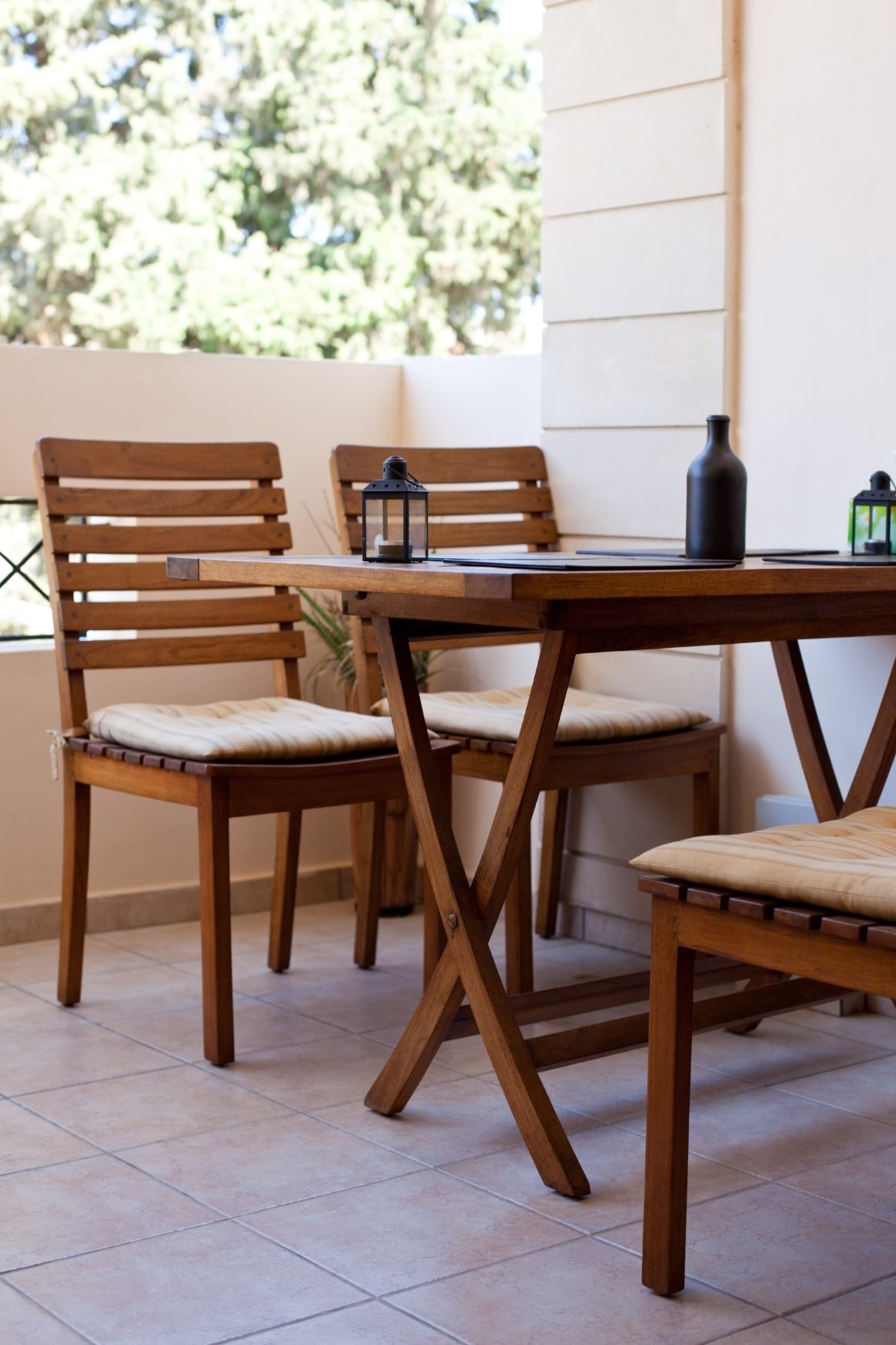 Terrasse avec coin repas incluant table pliable et chaises en bois