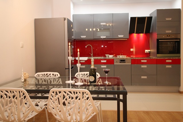 mur de fond peint en rouge, couleur chaude apportant bonne humeur