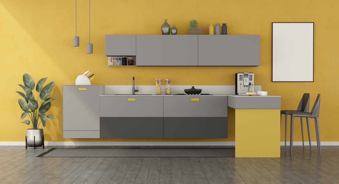 mur d'acceuil uniforme, couleur jaune moutarde, contraste surprenant avec le gris