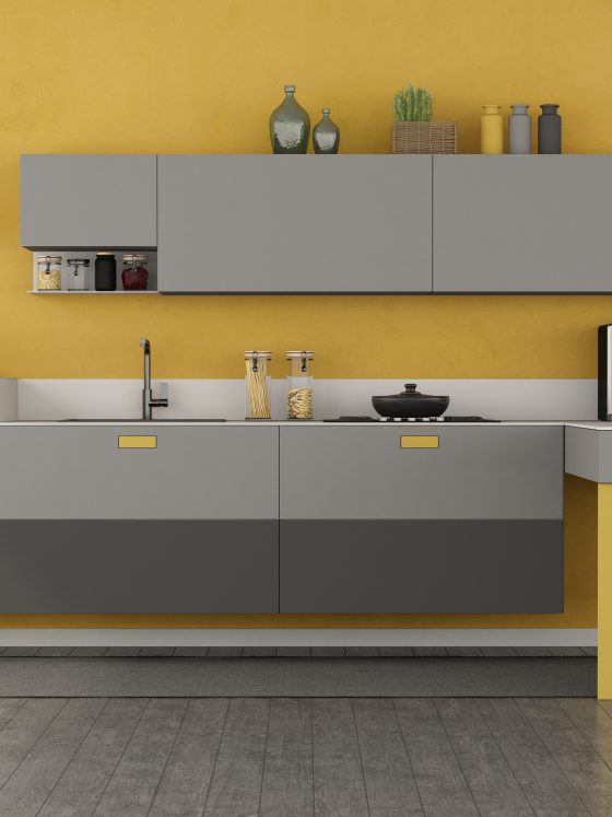 mur d'acceuil uniforme, couleur jaune moutarde, contraste surprenant avec le gris
