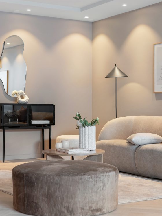 Appliques murales et lampe sur pied pour éclairer un salon incluant canapé, fauteuil, table basse et miroir