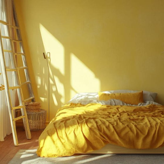 une grande chambre lumineuse avec un lit double, un bouquet de mimosa et de la literie jaune