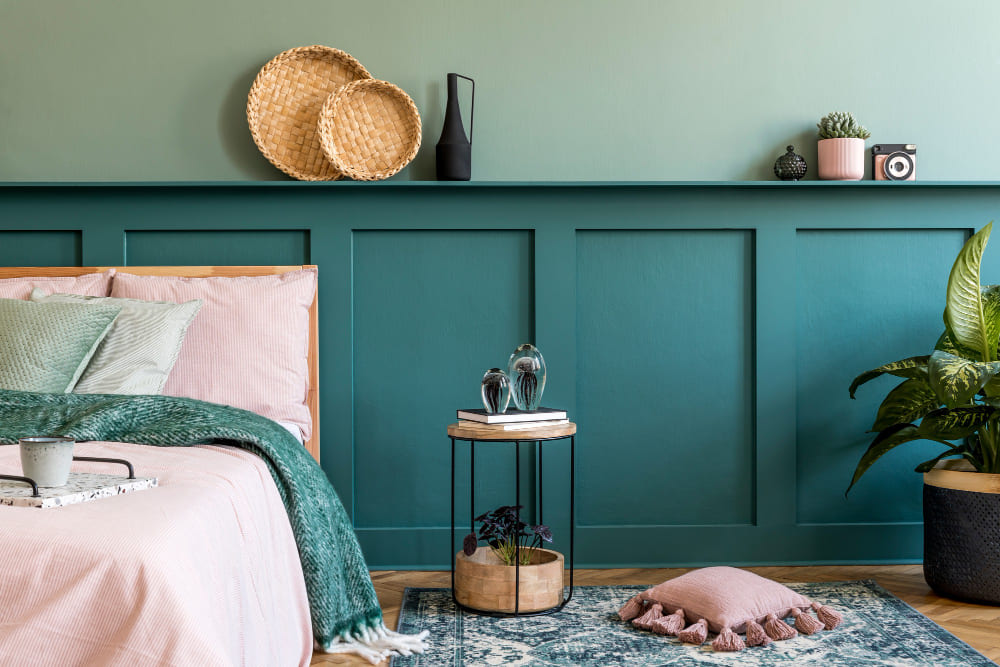 le bleu canard est la couleur tendance chambre 2026 et habille ici un soubassement assorti avec le lit rose pale