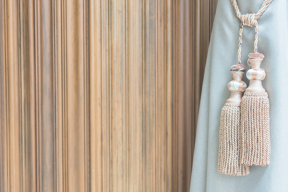 un lien DIY dans les tons pastel, confectionné avec deux pompons