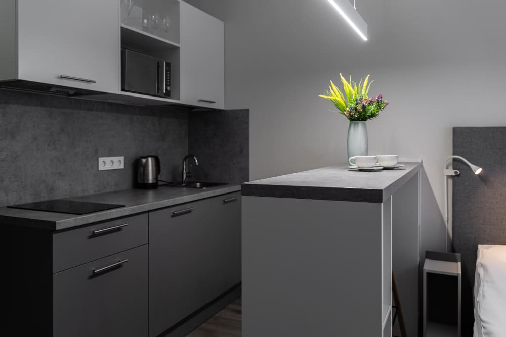 une petite cuisine dans les tons gris anthracite avec du blanc