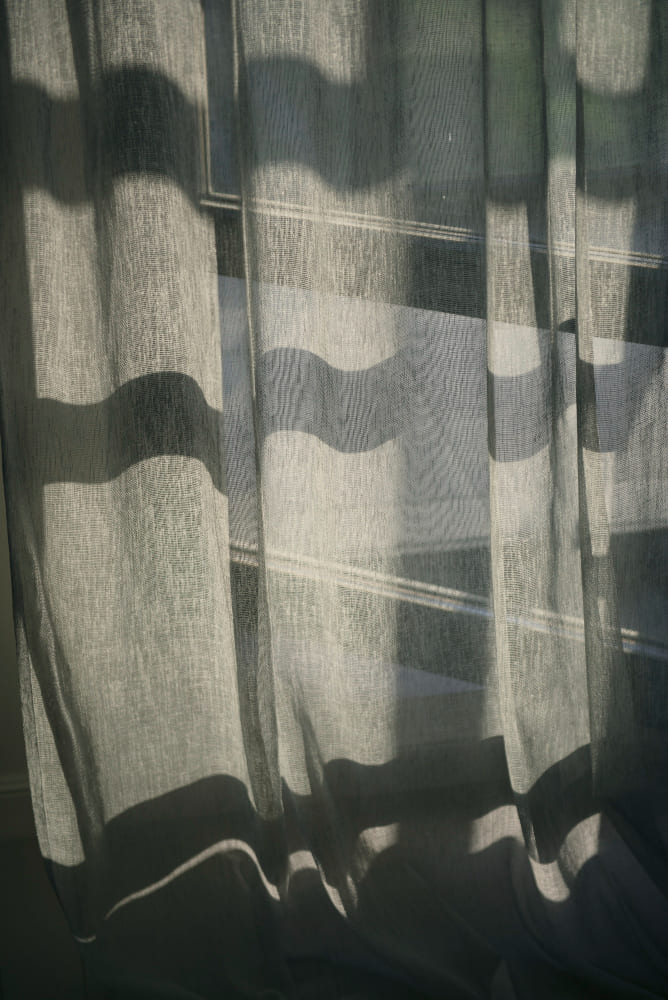 des rideaux couleur vert sauge laissent passer la lumière