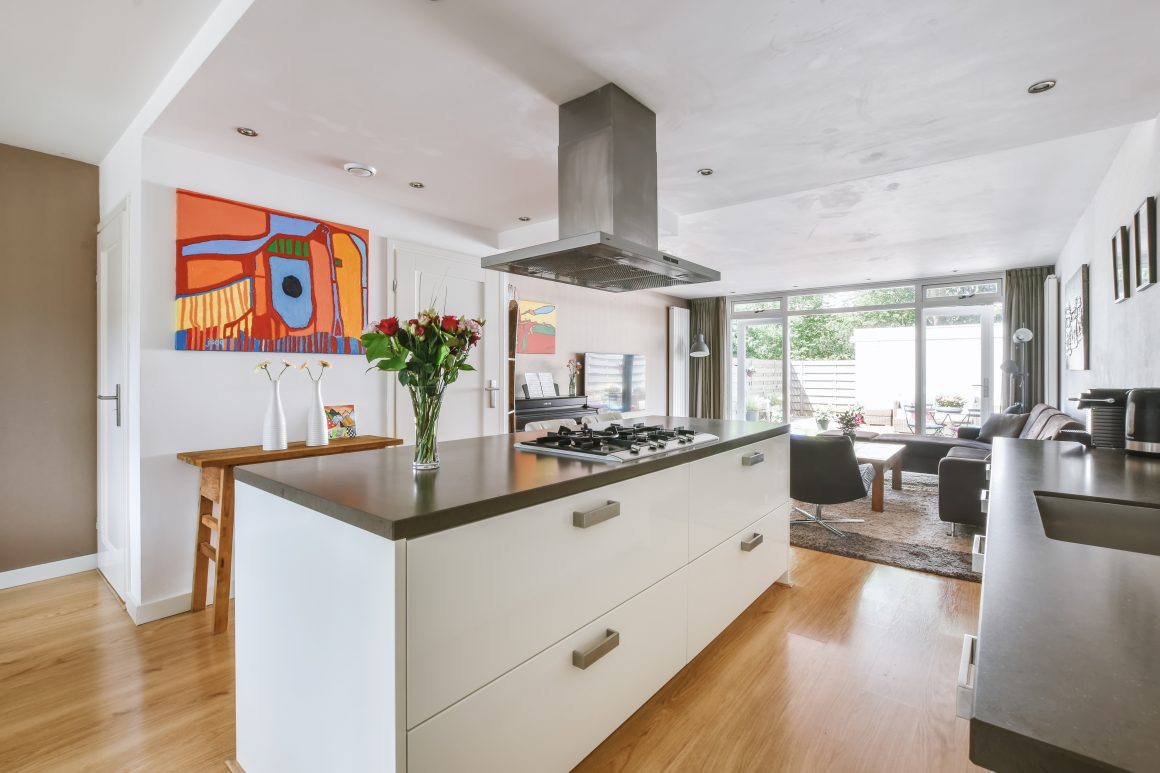 Salon séjour cuisine 40m2 plan en U avec îlot central, parquet clair et grandes baies vitrées
