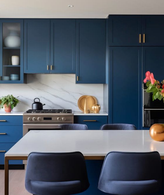 la tendance couleur cuisine 2026 est ici au bleu pétrole, et la pièce s'orne d'un bouquet de tulipes sur la table en marbre