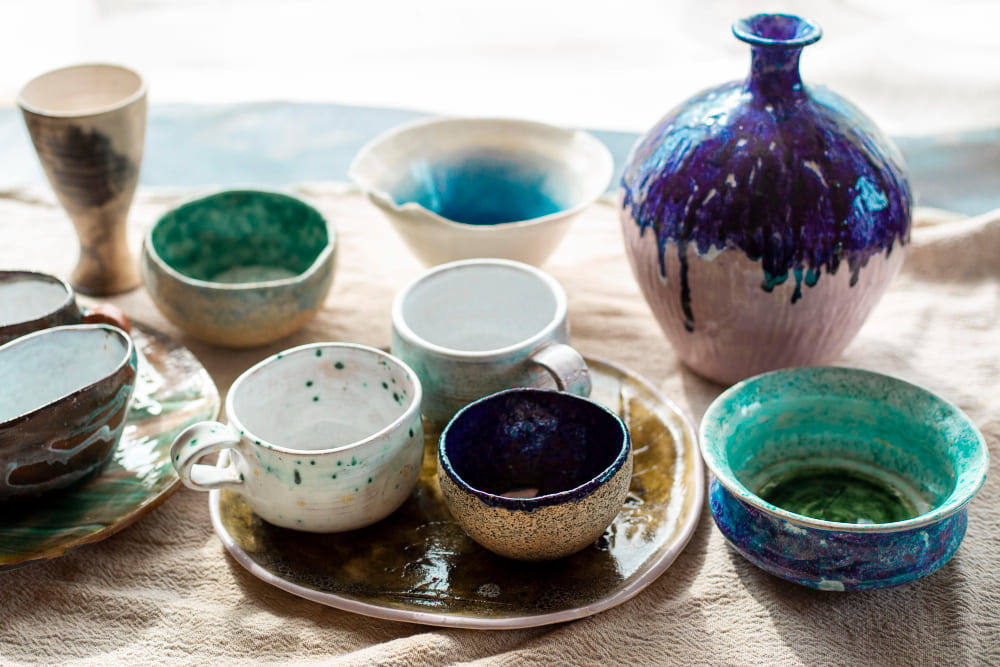 tendance déco 2026 avec des bols en céramique de différentes formes et couleurs
