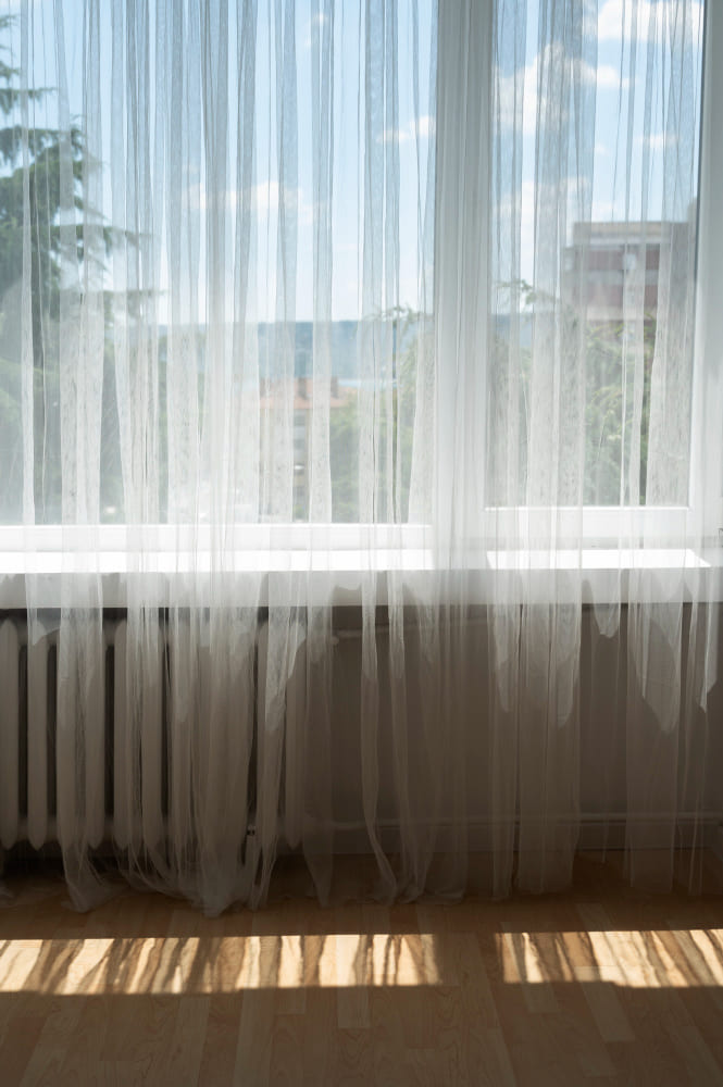 des voilages légers blancs qui laissent passer la lumière