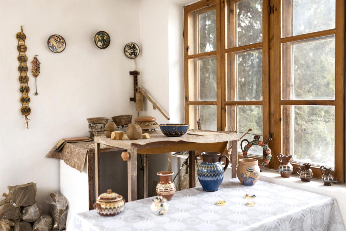 Des vases peints avec d'autres accessoires déco maison normande