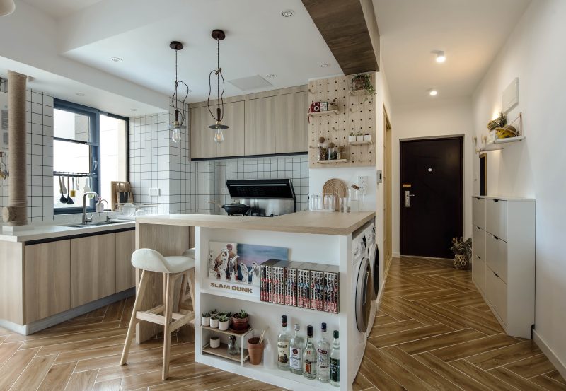 Aménagement petite cuisine 6m2 en bois avec îlot multifonction, tabouret, étagères et rangements intégrés.