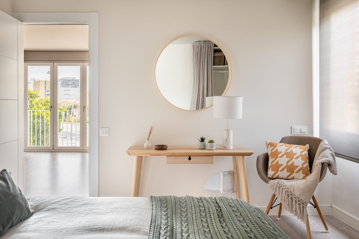 Aménager chambre 12m2 avec lit, commode en bois, bureau minimal, chaise moderne, miroir et plantes