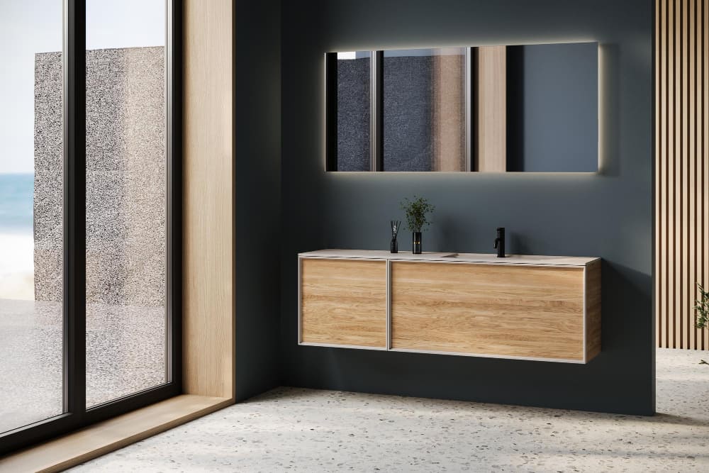 une grande salle de bain lumineuse avec une baie vitrée, un meuble vasque suspendu en bois deux places épuré