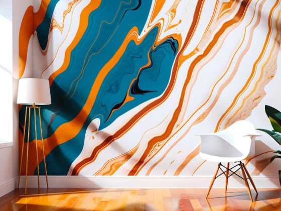 des motifs abstraits et colorés sur la tapisserie de ce salon lumineux, derrière une plante verte