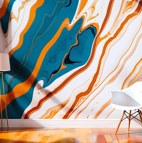 des motifs abstraits et colorés sur la tapisserie de ce salon lumineux, derrière une plante verte