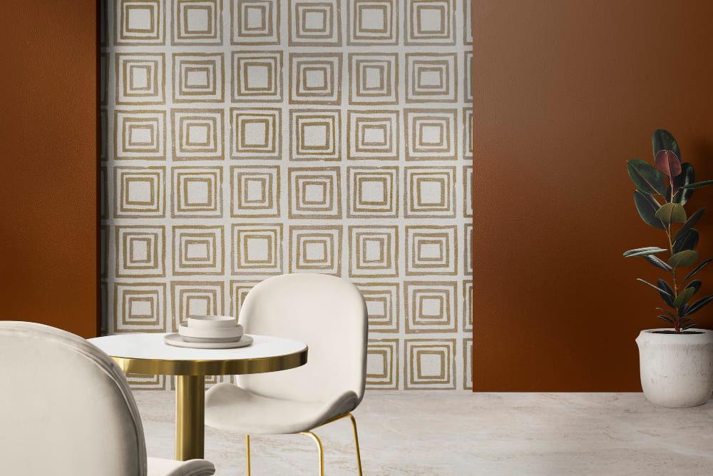 un mur orné de papier peint brun uni et à motifs