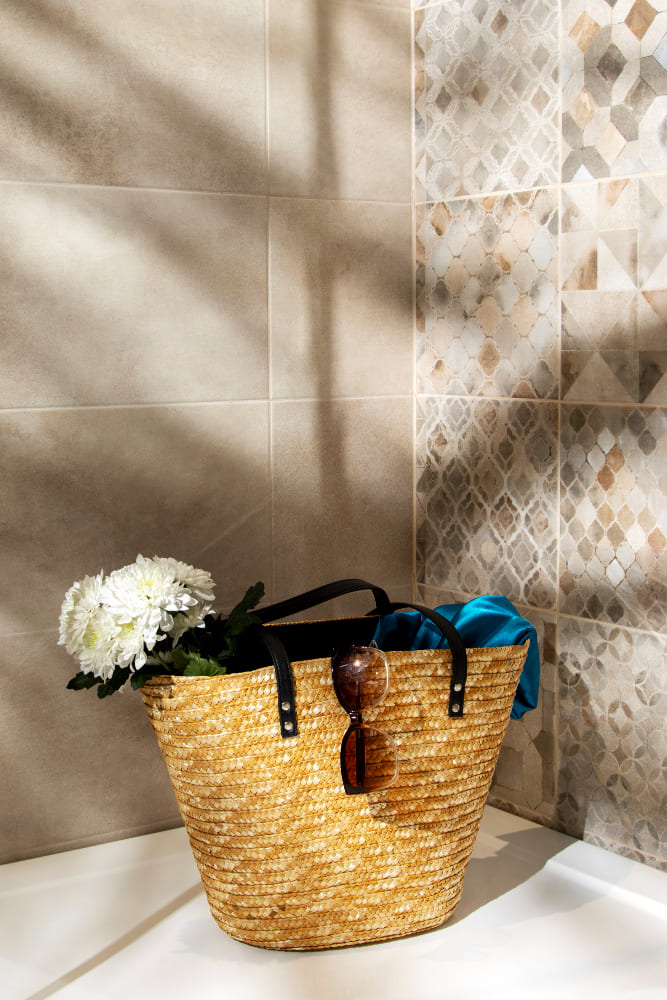 un panier en osier dans la douche aux parois en pierre et carrelage