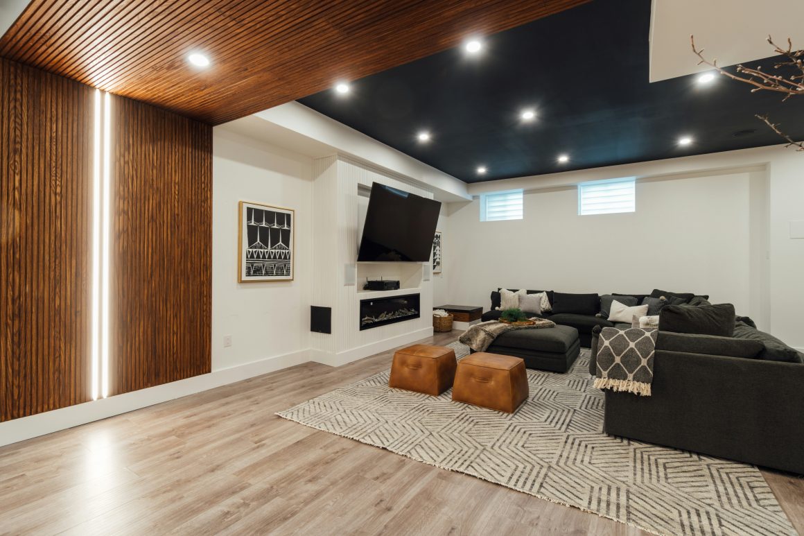 Mur avec TV et cheminée encastrée, décor minimaliste avec quelques cadres.