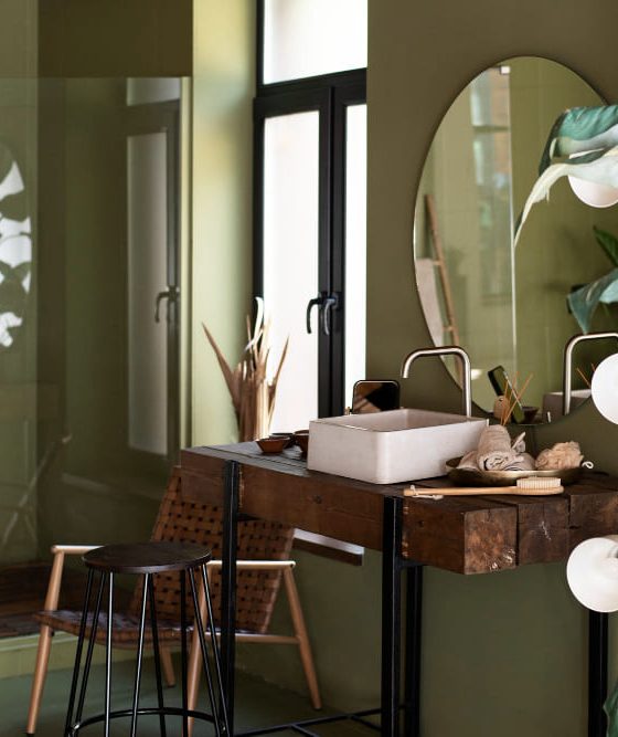 une salle de bains couleur vert naturel avec des meubles en bois
