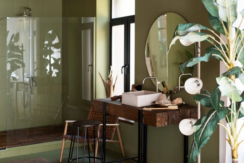une salle de bains couleur vert naturel avec des meubles en bois
