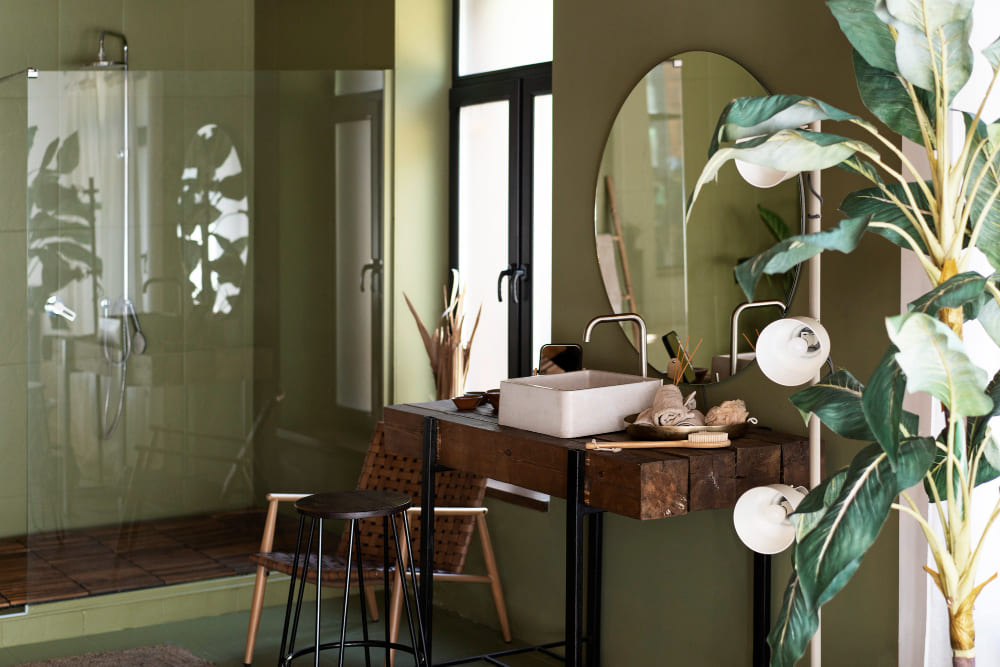 une salle de bains couleur vert naturel avec des meubles en bois