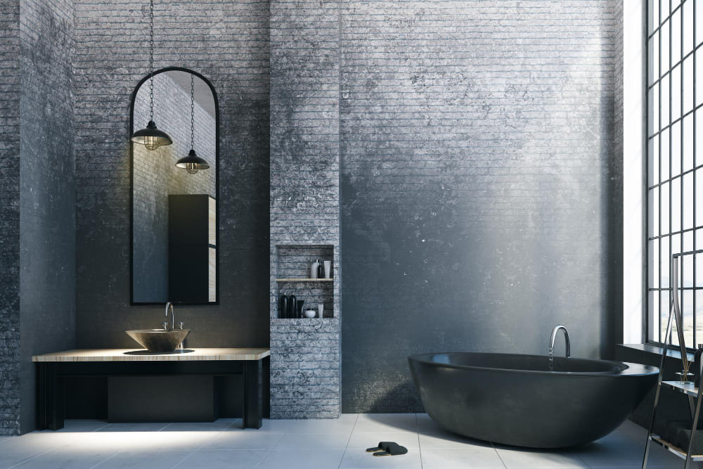 Une grande salle de bains avec une fenêtre lumineuse au-dessus de la baignoire tendance, avec des murs gris bleu