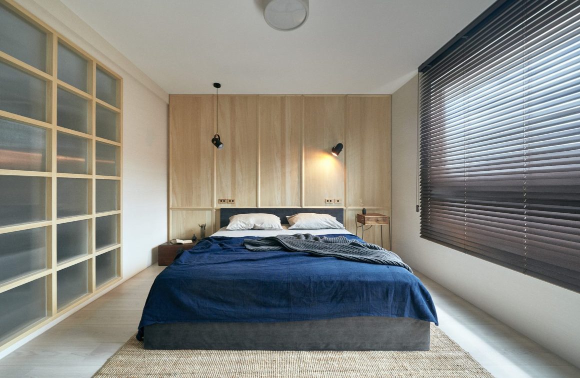 Suite parentale 12m2 avec lit double sobre, suspension, applique murale, rangements discrets et tapis naturel