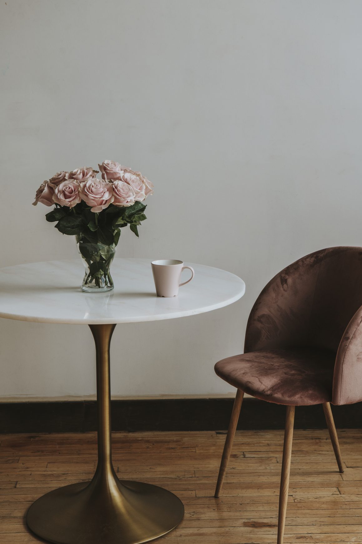 Table basse rétro avec vase et fauteuil