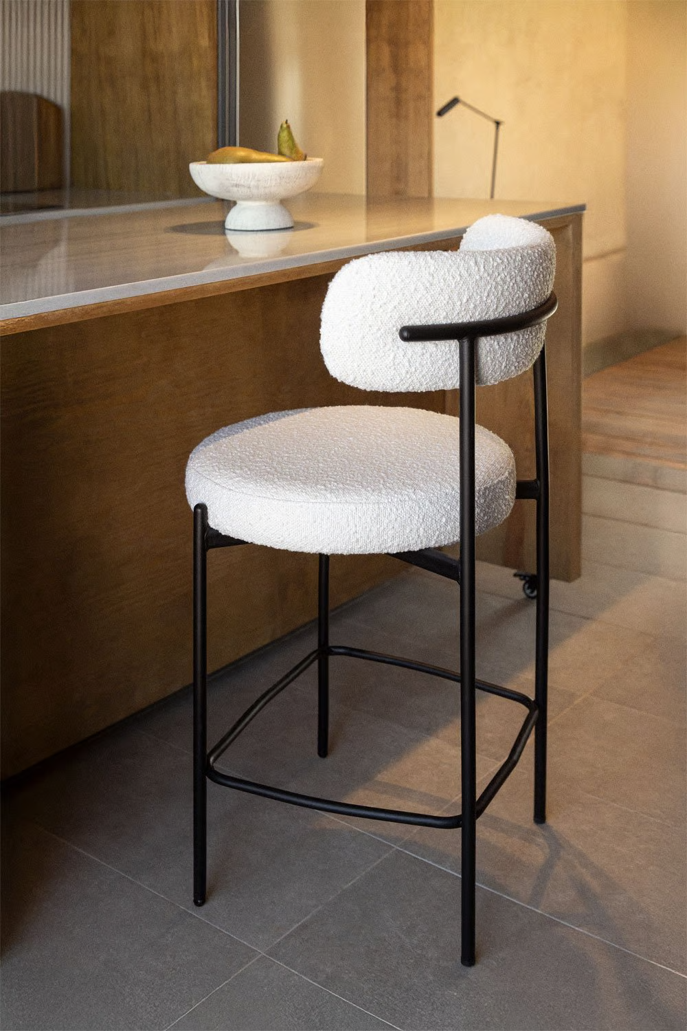 Ilot central cuisine avec tabouret blanc