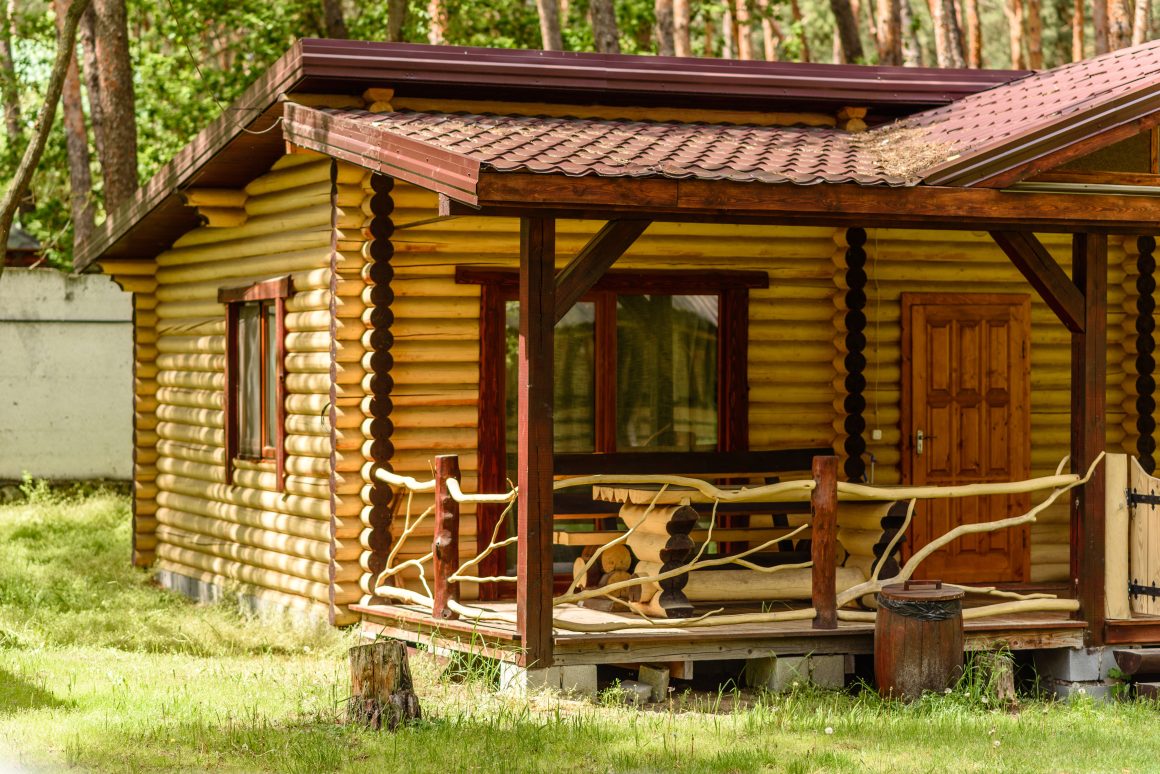 Chalet en bois habitable aménagé dans un grand jardin