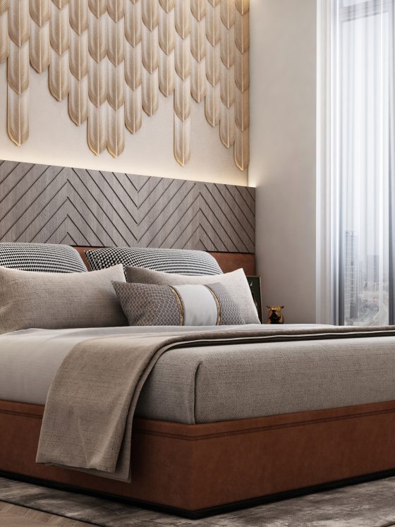 Chambre luxueuse et lumineuse avec lit king size, tissu gris clair et cognac, rideaux longs et suspensions