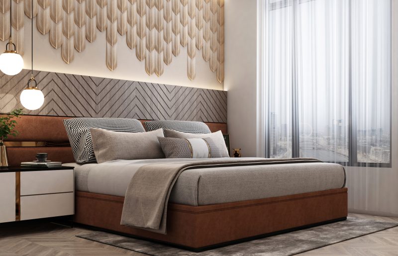Chambre luxueuse et lumineuse avec lit king size, tissu gris clair et cognac, rideaux longs et suspensions