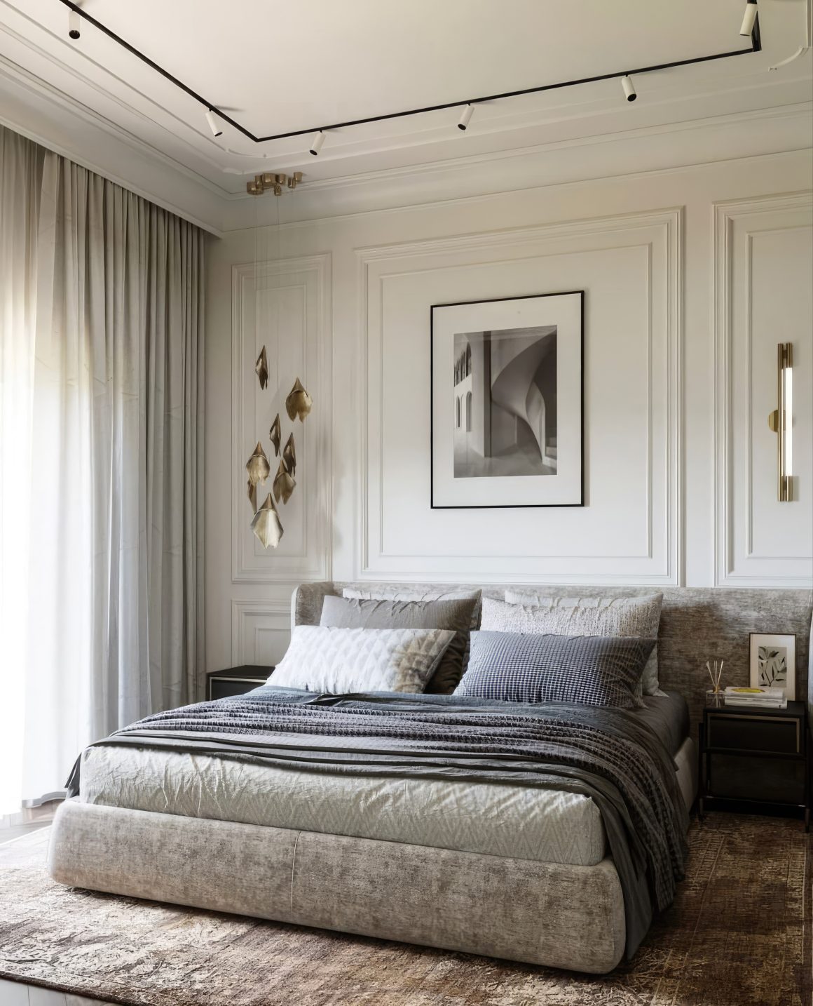 Chambre élégante avec lit moelleux gris, rideaux translucides, murs moulurés blancs et décor art graphique