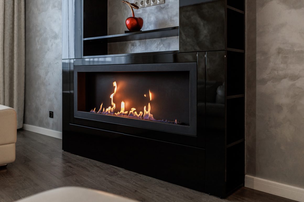 Cheminée moderne encastrée dans meuble noir brillant avec décoration minimaliste
