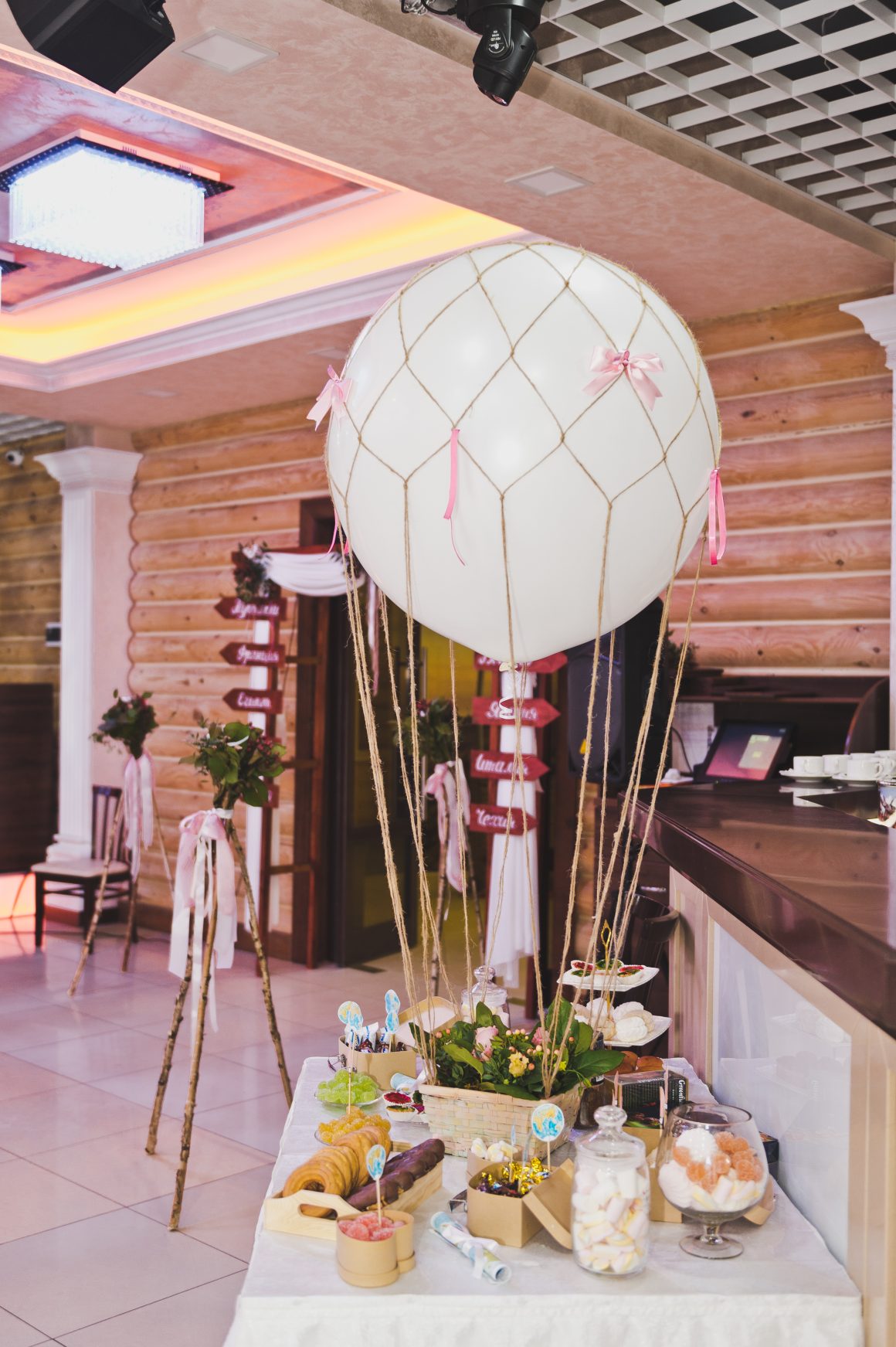 Décoration festive avec ballon montgolfière et rubans roses