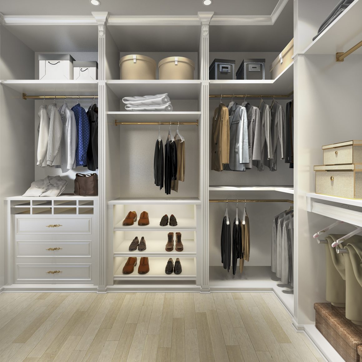 Dressing en bois clair inclut des rangements, étagères à chaussures, tiroirs et penderies