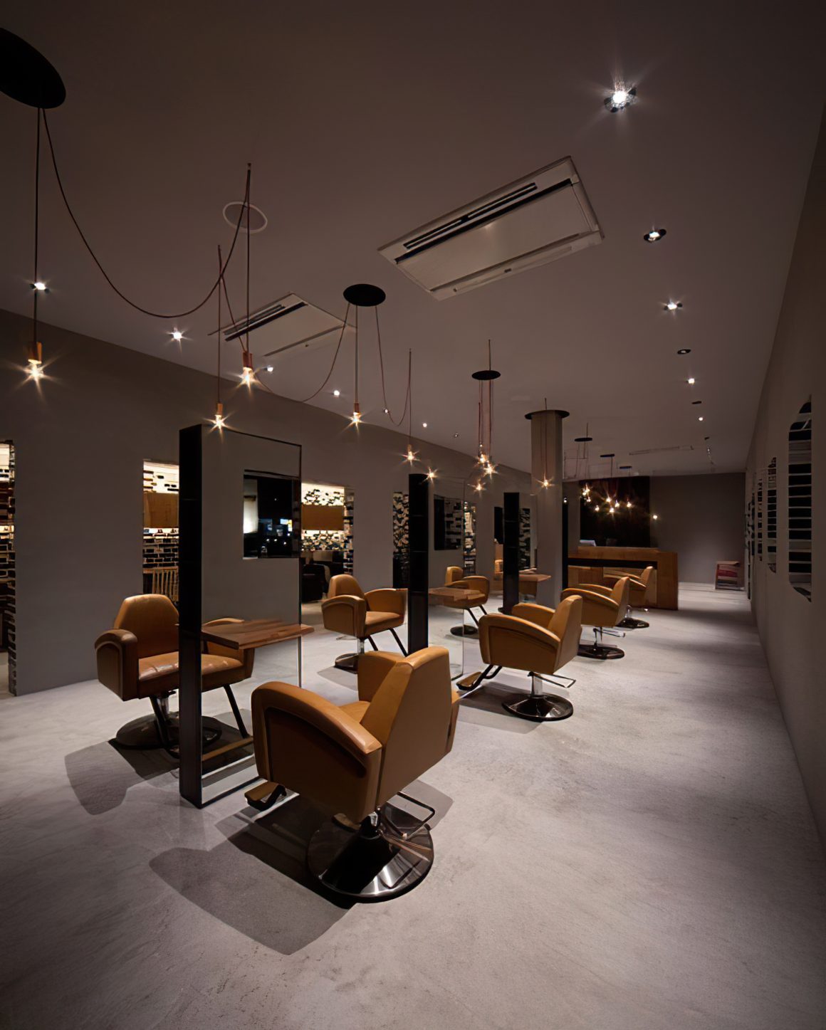 Décoration salon de coiffure homme avec fauteuils, miroirs, luminaires et spots encastrables