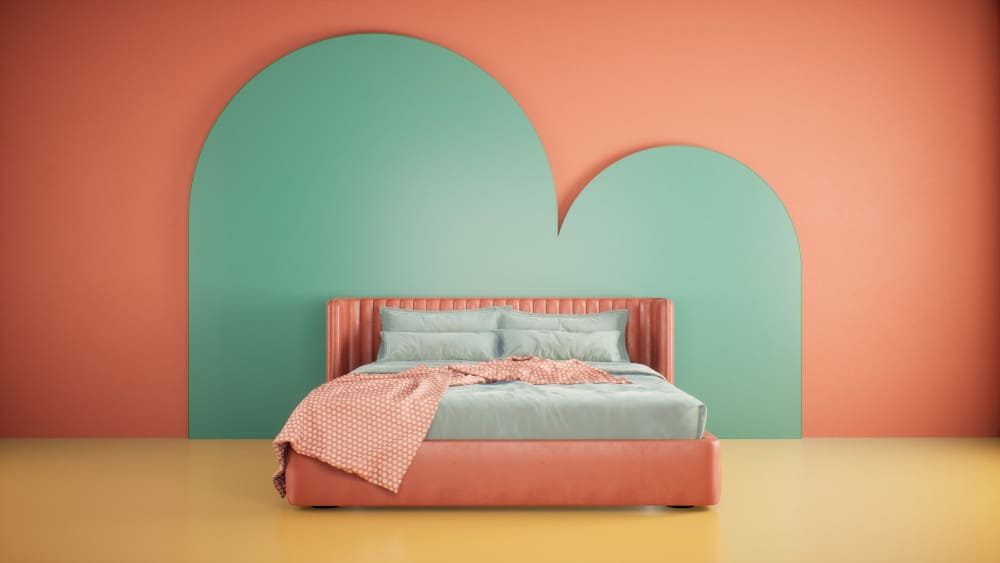 une forme abstraite tout en arrondi bleu et vert en guise de tête de lit, et un mur rose
